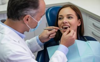 Faut-il consulter un dentiste après un traitement antibiotique prolongé ?