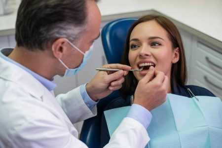 Faut-il consulter un dentiste après un traitement antibiotique prolongé ?